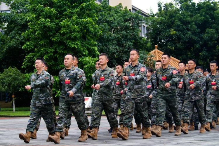 她凭什么到男兵中队任副队长,看完服了 她凭什么到男兵中队任副队长,看完服了