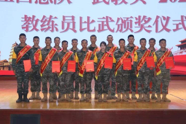 她凭什么到男兵中队任副队长,看完服了 她凭什么到男兵中队任副队长,看完服了