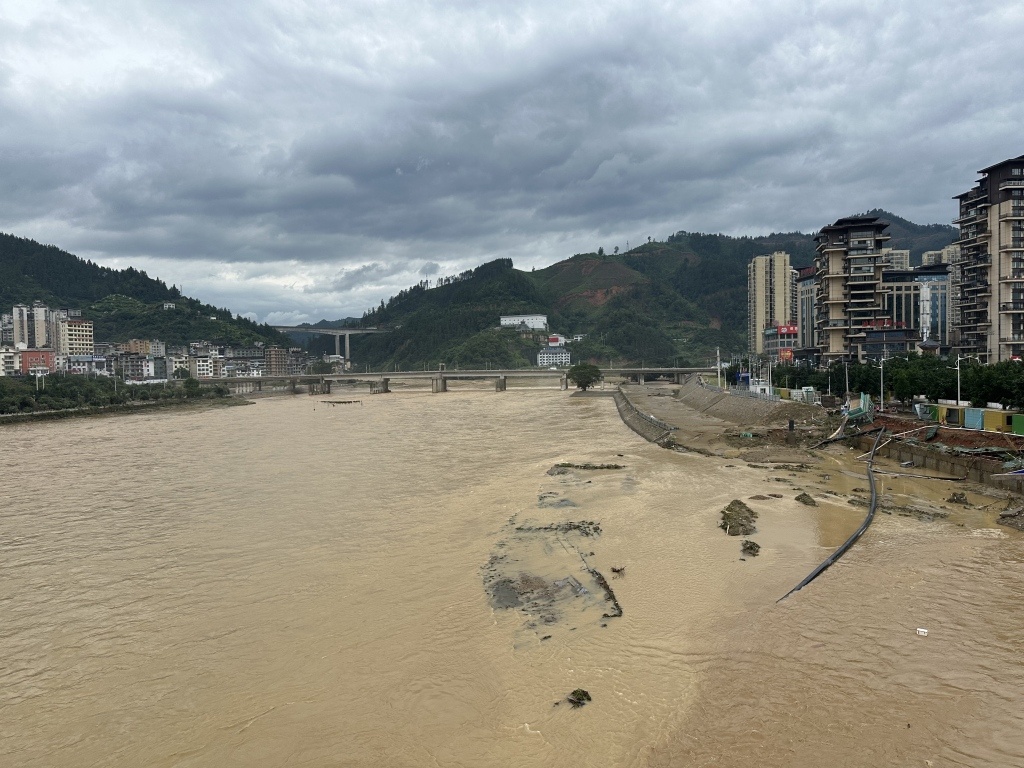 榕江凌晨发布通告：呼吁让出生命通道，灾后清淤这些路段禁止驶入；榕江洪水为何这么大