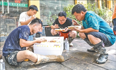 风雨中的温情!贵州榕江村民自发为救援人员做饭 风雨中的温情!贵州榕江村民自发为救援人员做饭