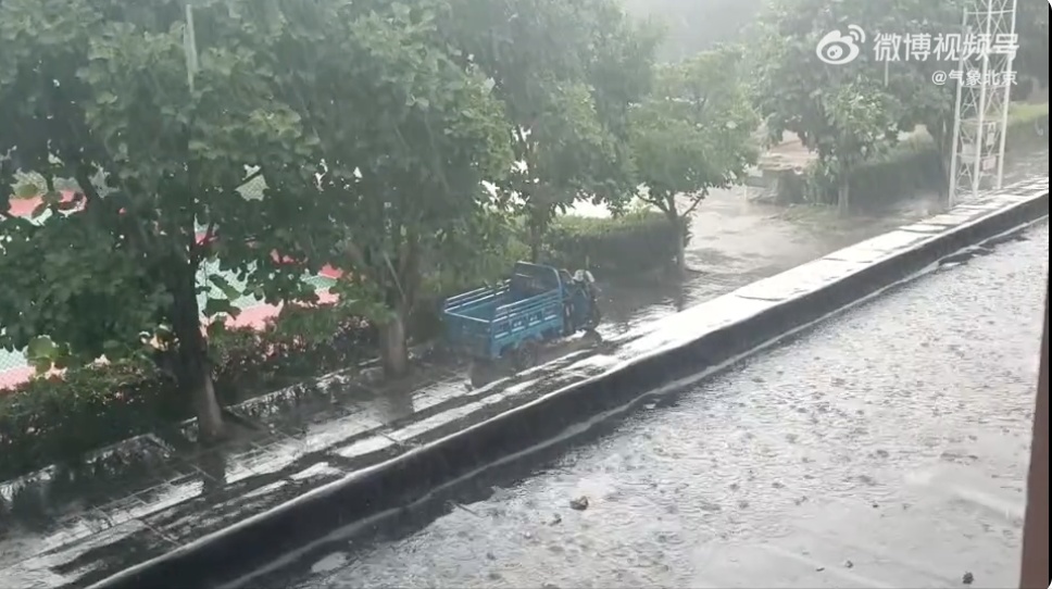 北京11区发布雷电蓝色预警！明晚有全市性雷阵雨天气，注意防雷避雨！