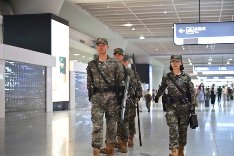 她凭什么到男兵中队任副队长,看完服了 她凭什么到男兵中队任副队长,看完服了