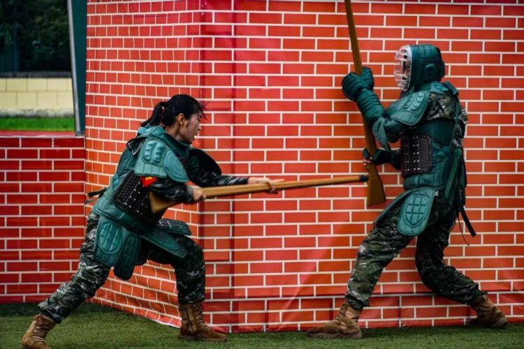 她凭什么到男兵中队任副队长,看完服了 她凭什么到男兵中队任副队长,看完服了