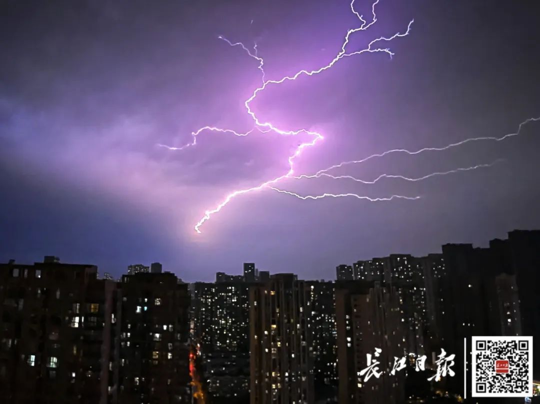 今天，武汉上空，出现奇景！