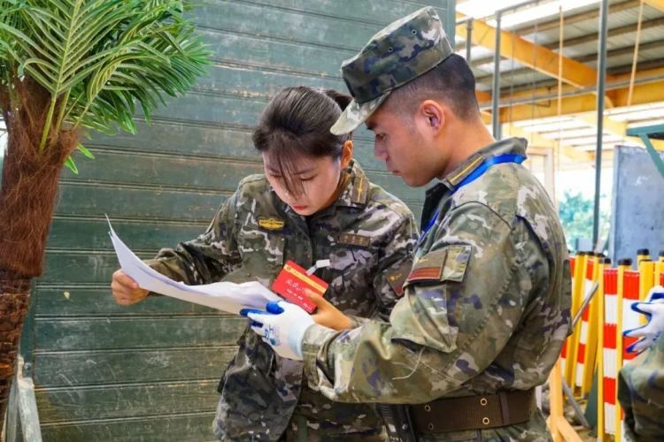 她凭什么到男兵中队任副队长,看完服了 她凭什么到男兵中队任副队长,看完服了