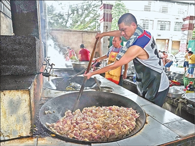 风雨中的温情!贵州榕江村民自发为救援人员做饭 风雨中的温情!贵州榕江村民自发为救援人员做饭