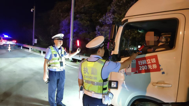 小车超员、冒用亲戚驾照…… 多起交通违法行为被查处 小车超员、冒用亲戚驾照…… 多起交通违法行为被查处