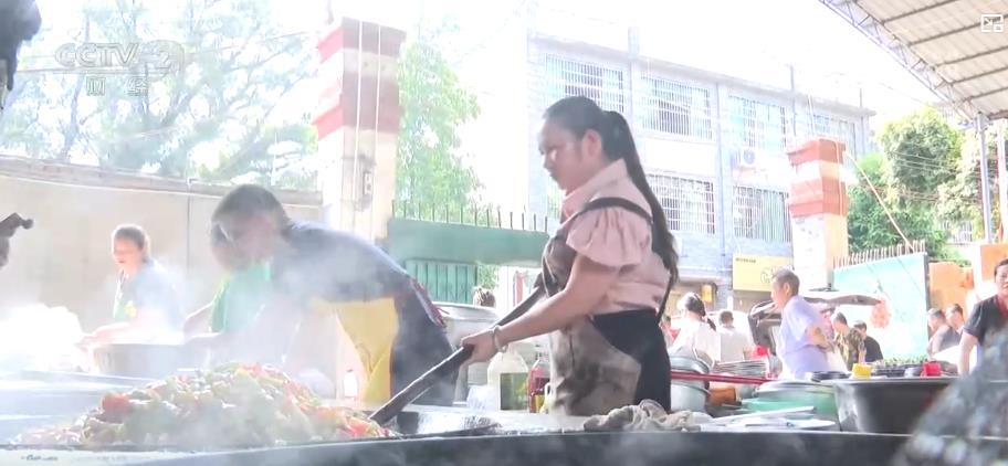 抗洪救灾中的温暖力量:村民接力帮厨 合约食堂变“前线补给站” 抗洪救灾中的温暖力量:村民接力帮厨 合约食堂变“前线补给站”