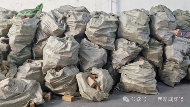 你有收到过暗藏刮奖卡“幽灵快递”吗？女子扫码被骗4万！起底境外黑产链