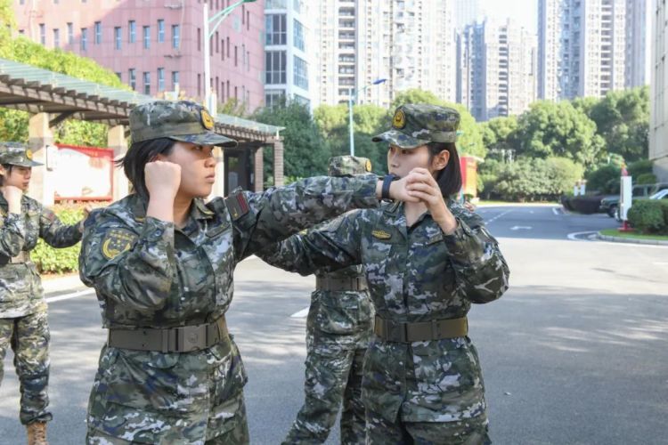 她凭什么到男兵中队任副队长,看完服了 她凭什么到男兵中队任副队长,看完服了