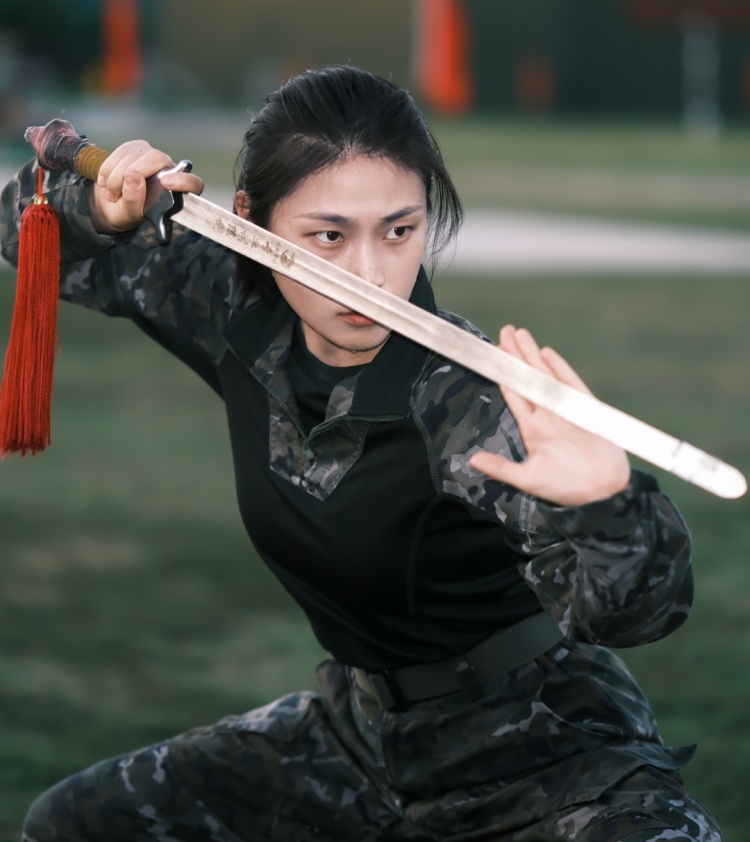 她凭什么到男兵中队任副队长,看完服了 她凭什么到男兵中队任副队长,看完服了