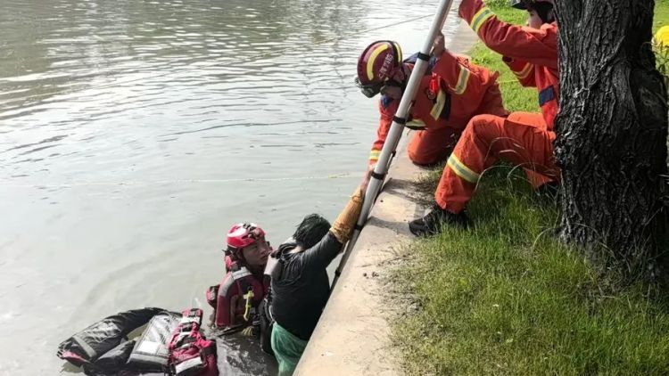 78岁老夫妻河里摸螺蛳，小船漏水侧翻，老人落水被困，关键时刻……