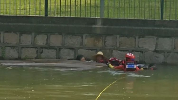 78岁老夫妻河里摸螺蛳，小船漏水侧翻，老人落水被困，关键时刻……