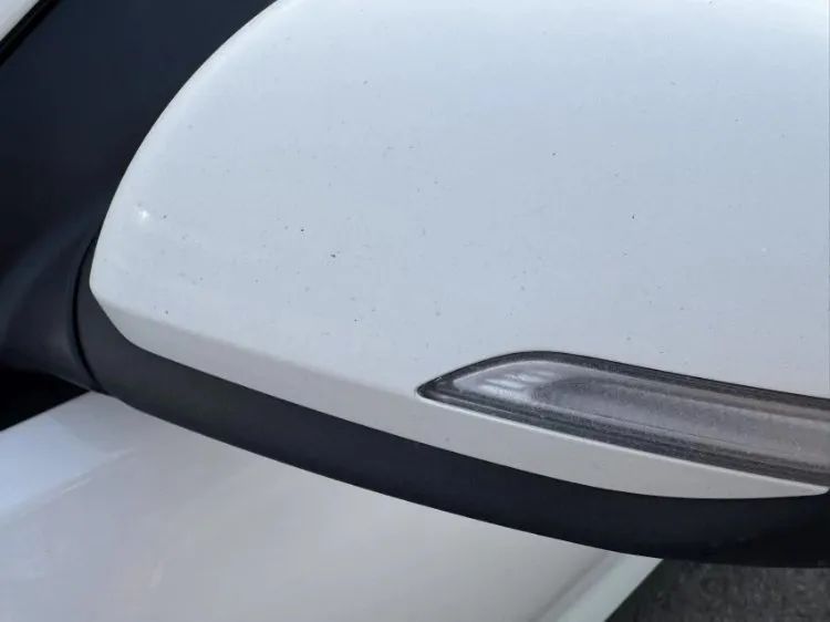 中国游客冰岛租车遭天价索赔！沙尘造成“针眼大损伤”要赔14万