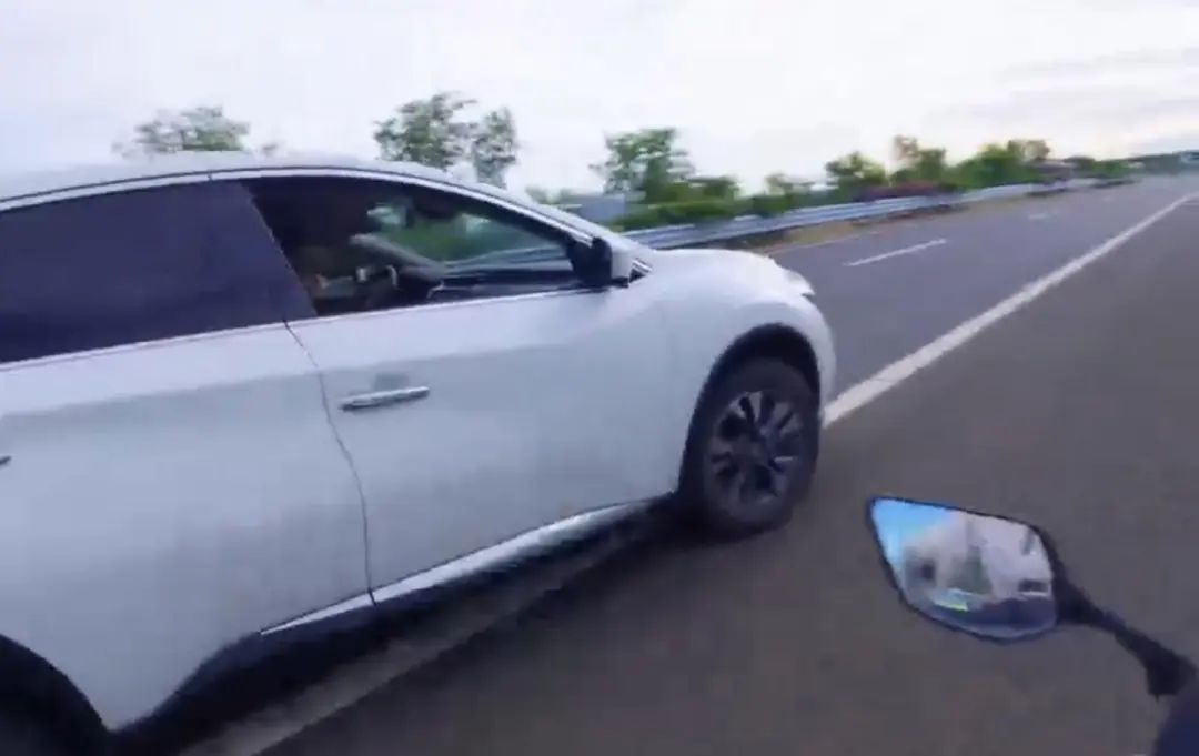 高速上,骑摩托女子被私家车逼停!当地通报 高速上,骑摩托女子被私家车逼停!当地通报