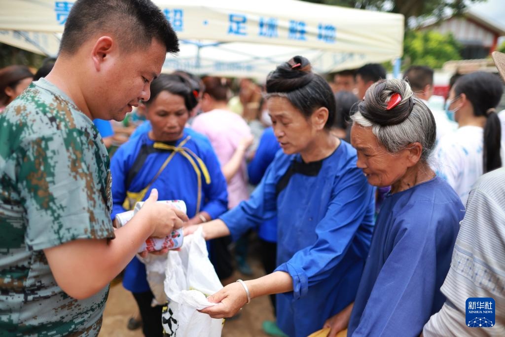 新华全媒+丨贵州榕江抢险救灾一线的共产党员