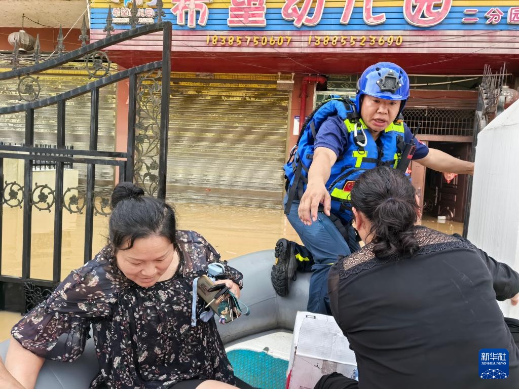 新华全媒+丨贵州榕江抢险救灾一线的共产党员