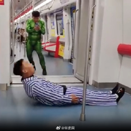官方通报两男子地铁奇装异服引发乘客恐慌 官方通报两男子地铁奇装异服引发乘客恐慌