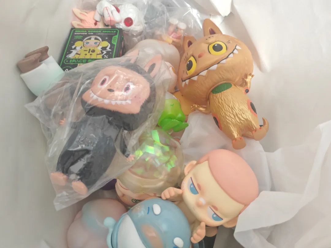 直播间LABUBU盲盒只卖20元?原来是10元一斤收购的 直播间LABUBU盲盒只卖20元?原来是10元一斤收购的