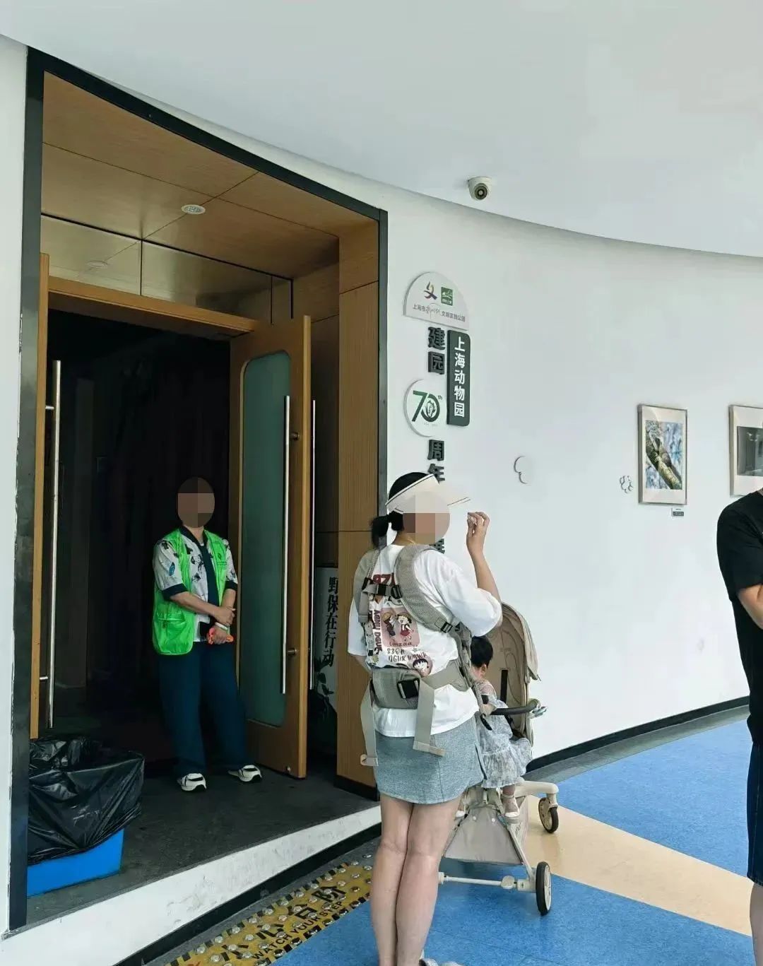 10月龄婴儿展馆内喝奶被赶？上海动物园：做法合规