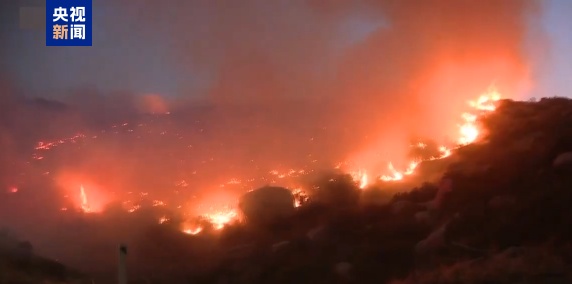 美加州南部燃起多处山火 多条道路受影响 美加州南部燃起多处山火 多条道路受影响