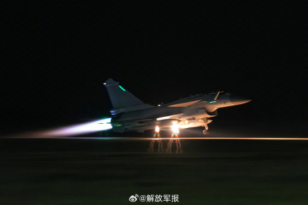 高清大图！空军航空兵某旅组织下半夜飞行训练