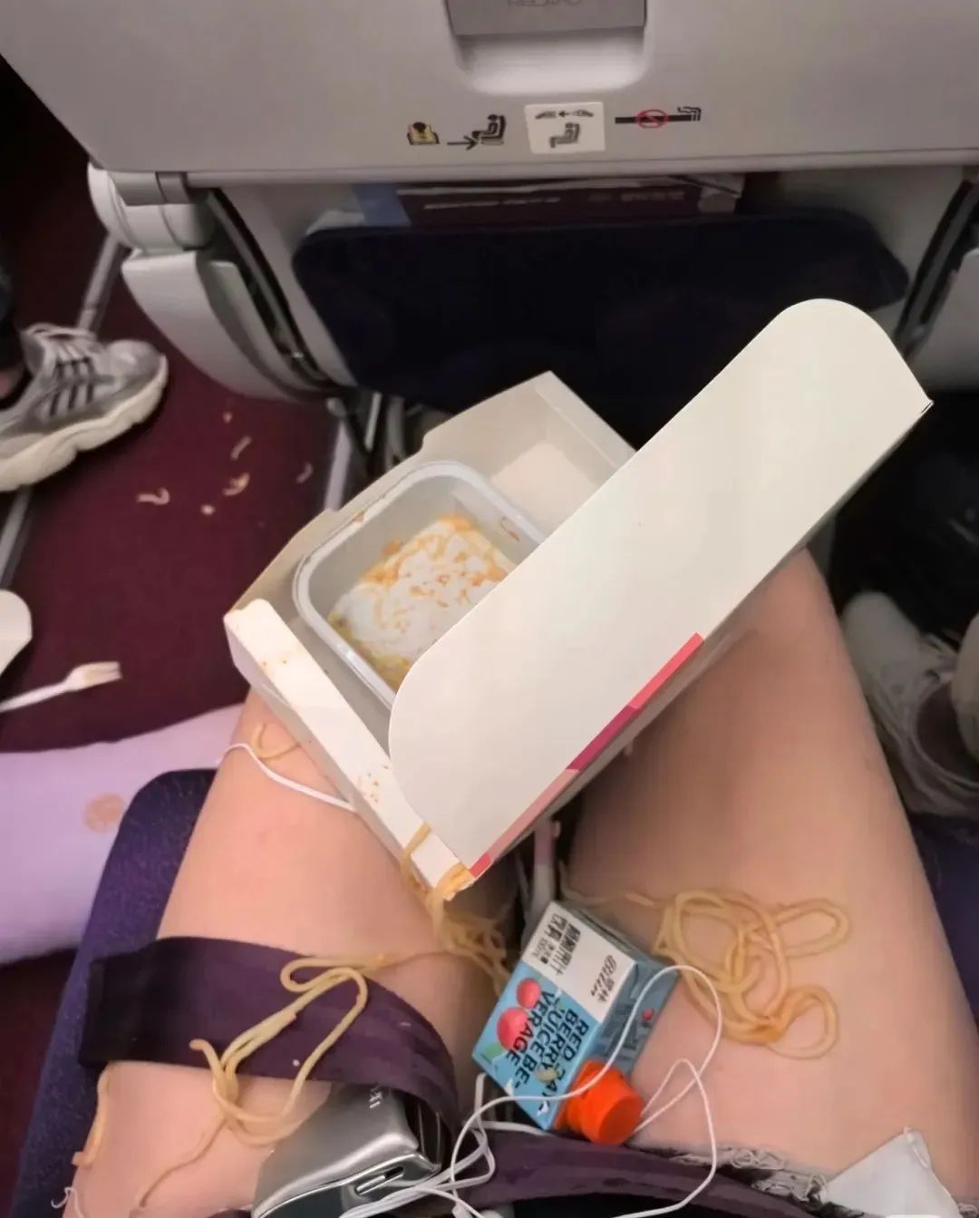 “三秒钟内飞机突然下坠”！一飞往深圳航班遭遇剧烈颠簸，航司回应