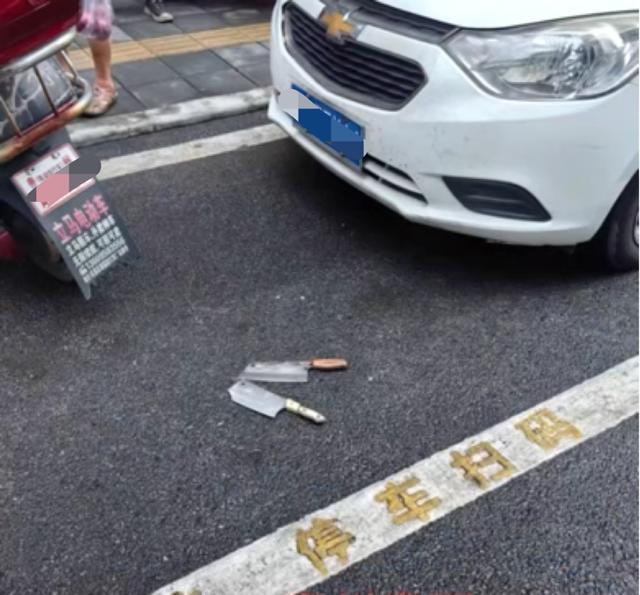 两把菜刀疑从天而降，摩托车主抱头躲开！警方将展开调查，律师解读