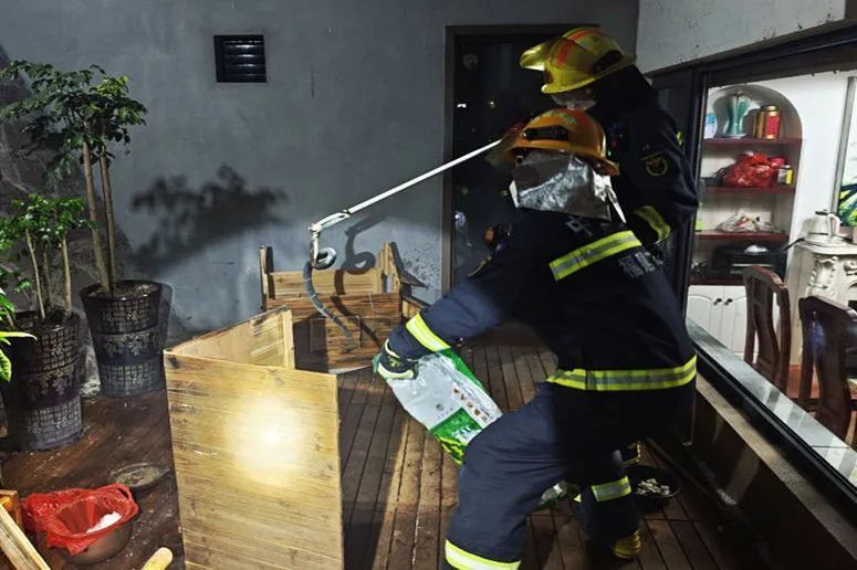 福建泉州城区惊现3米、38斤大蟒蛇！3名消防员合力抬走