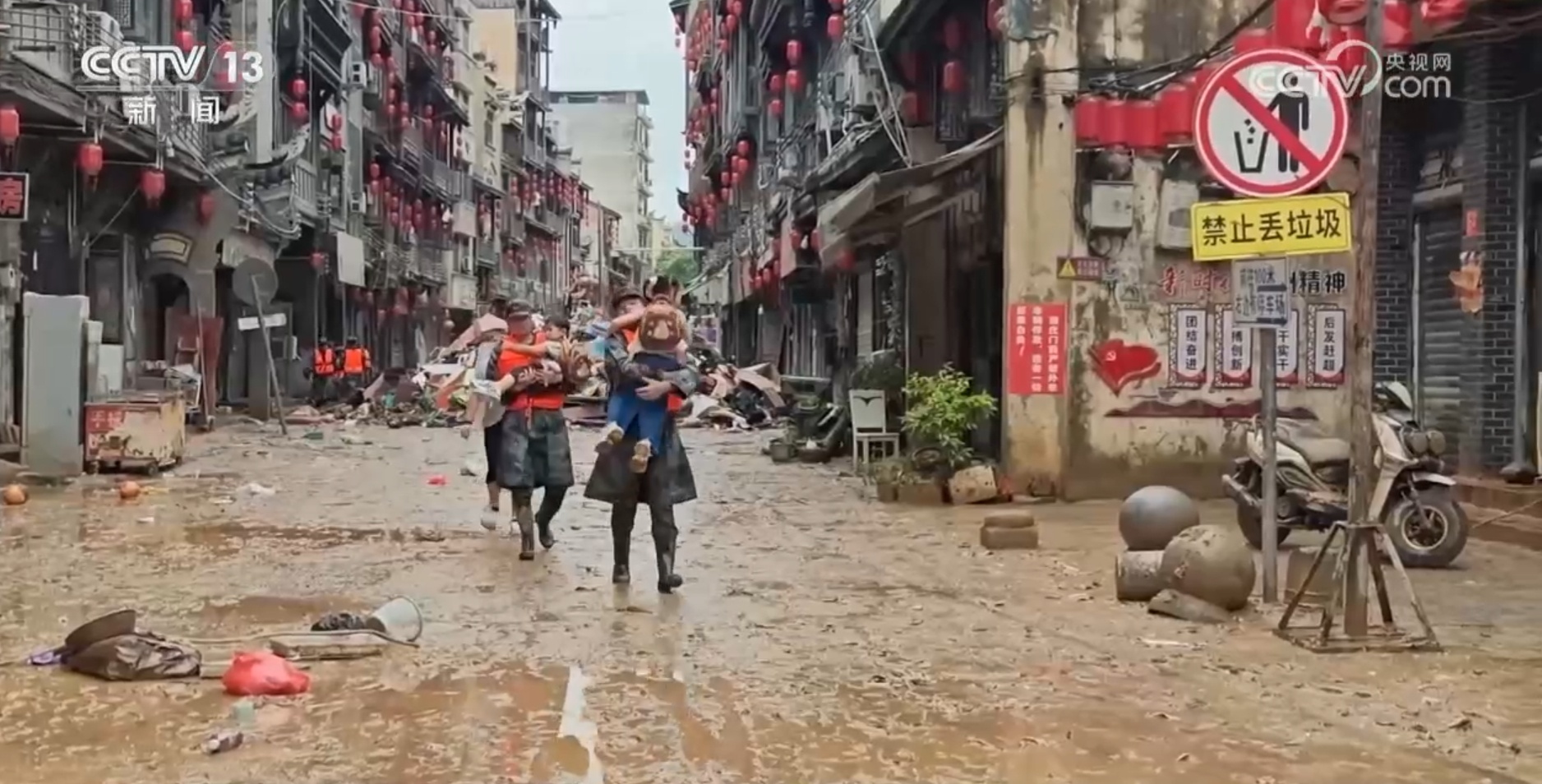 不漏一户不漏一人 警报拉响后榕江4万多人紧急转移 不漏一户不漏一人 警报拉响后榕江4万多人紧急转移