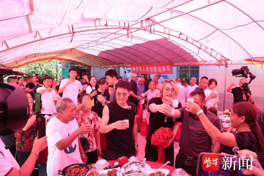 被爷爷女友拐走的两岁孩子今日回家，夫妻苦寻二十余载终圆梦