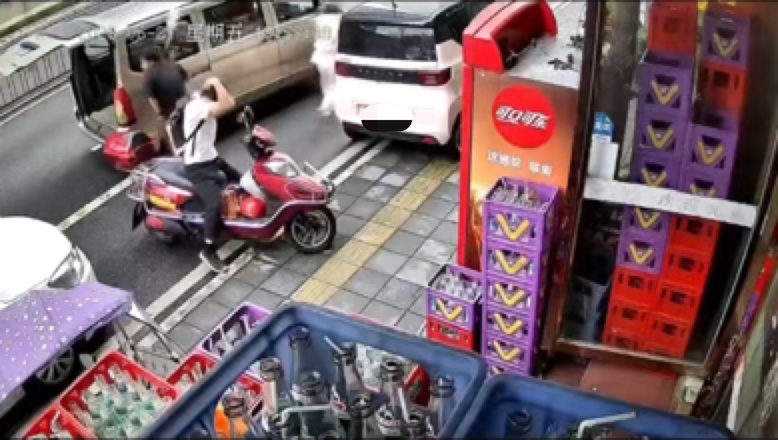 心惊肉跳！两把菜刀从天而降！男子抱头躲避