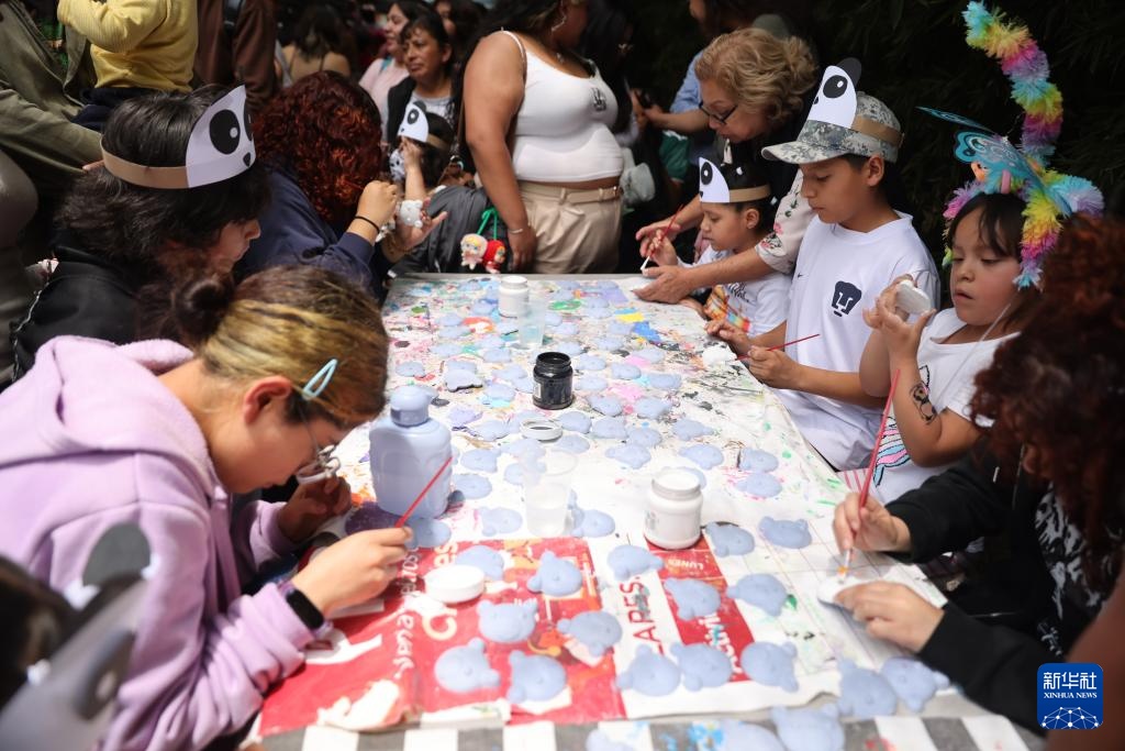 墨西哥举行大熊猫“欣欣”35岁生日庆祝活动 墨西哥举行大熊猫“欣欣”35岁生日庆祝活动