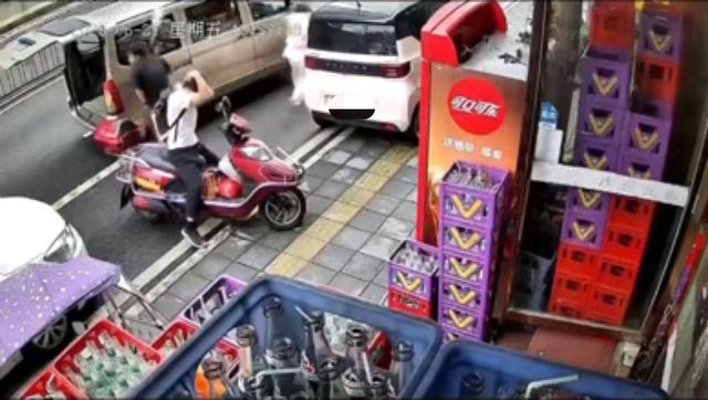 两把菜刀疑从天而降，摩托车主抱头躲开！警方将展开调查，律师解读