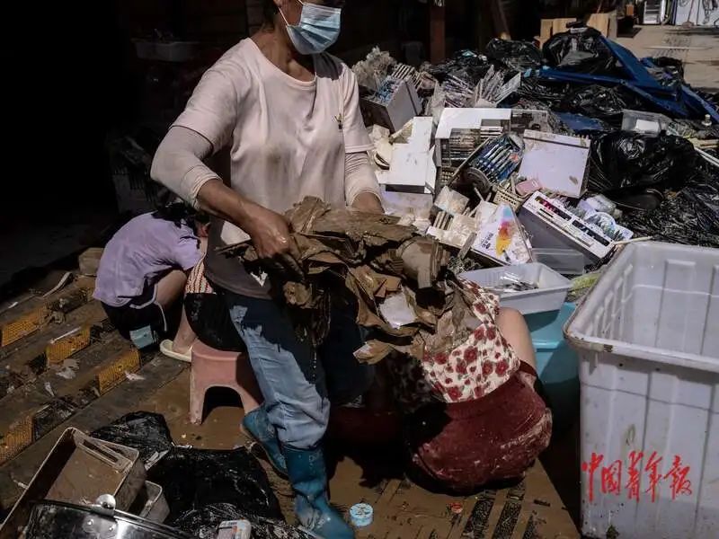 奥运冠军龙道一带物资回家救灾，满身污泥参与重建