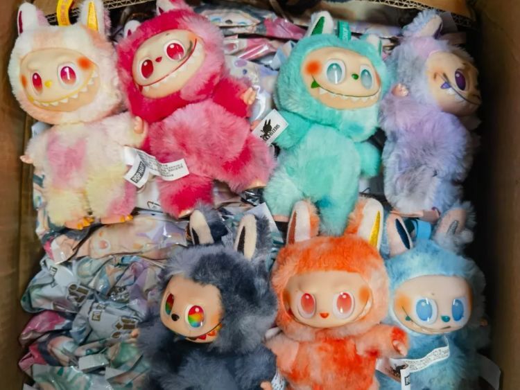 做工粗糙且部分为简陋纸袋包装 郑州机场海关查获侵权泡泡玛特玩偶2408件 做工粗糙且部分为简陋纸袋包装 郑州机场海关查获侵权泡泡玛特玩偶2408件