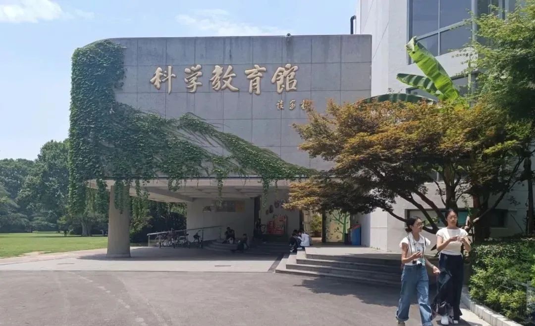 10月龄婴儿展馆内喝奶被赶？上海动物园：做法合规