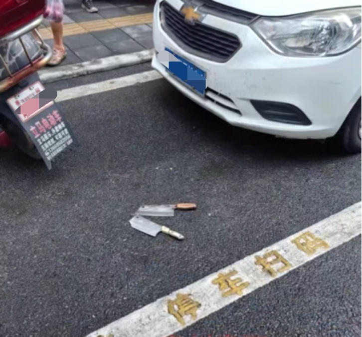 两把菜刀疑从天而降,警方介入 两把菜刀疑从天而降,警方介入
