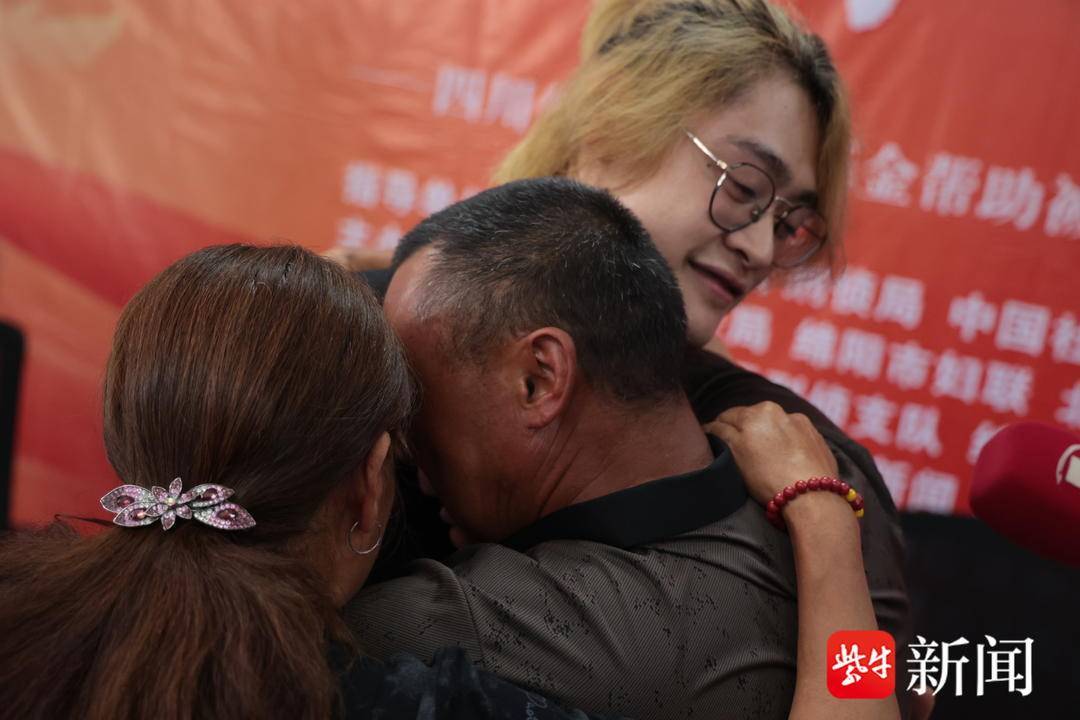 被爷爷女友拐走的两岁孩子今日回家，夫妻苦寻二十余载终圆梦
