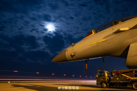 高清大图！空军航空兵某旅组织下半夜飞行训练