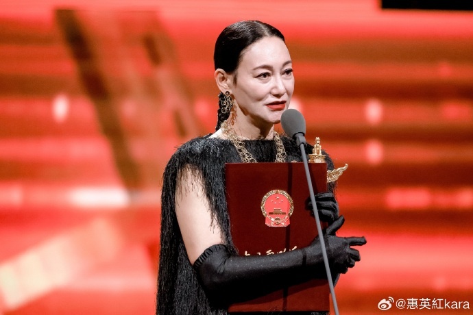 65岁惠英红称曾因抑郁5年没法出门，回应“脸上缝过89针”