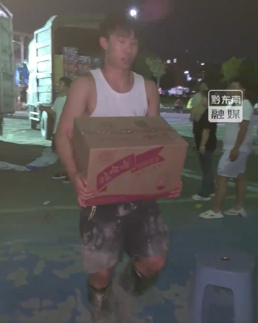 奥运冠军龙道一带物资回家救灾，满身污泥参与重建