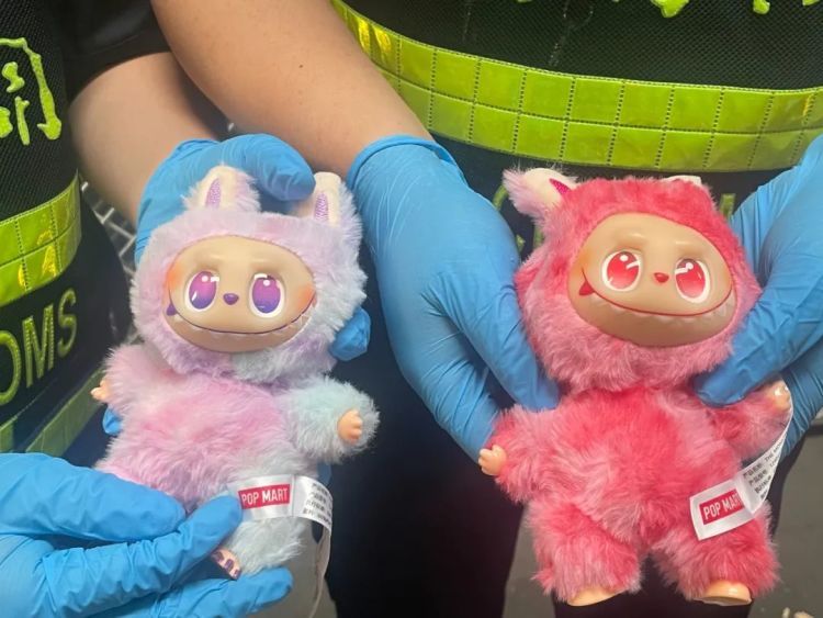 做工粗糙且部分为简陋纸袋包装 郑州机场海关查获侵权泡泡玛特玩偶2408件 做工粗糙且部分为简陋纸袋包装 郑州机场海关查获侵权泡泡玛特玩偶2408件