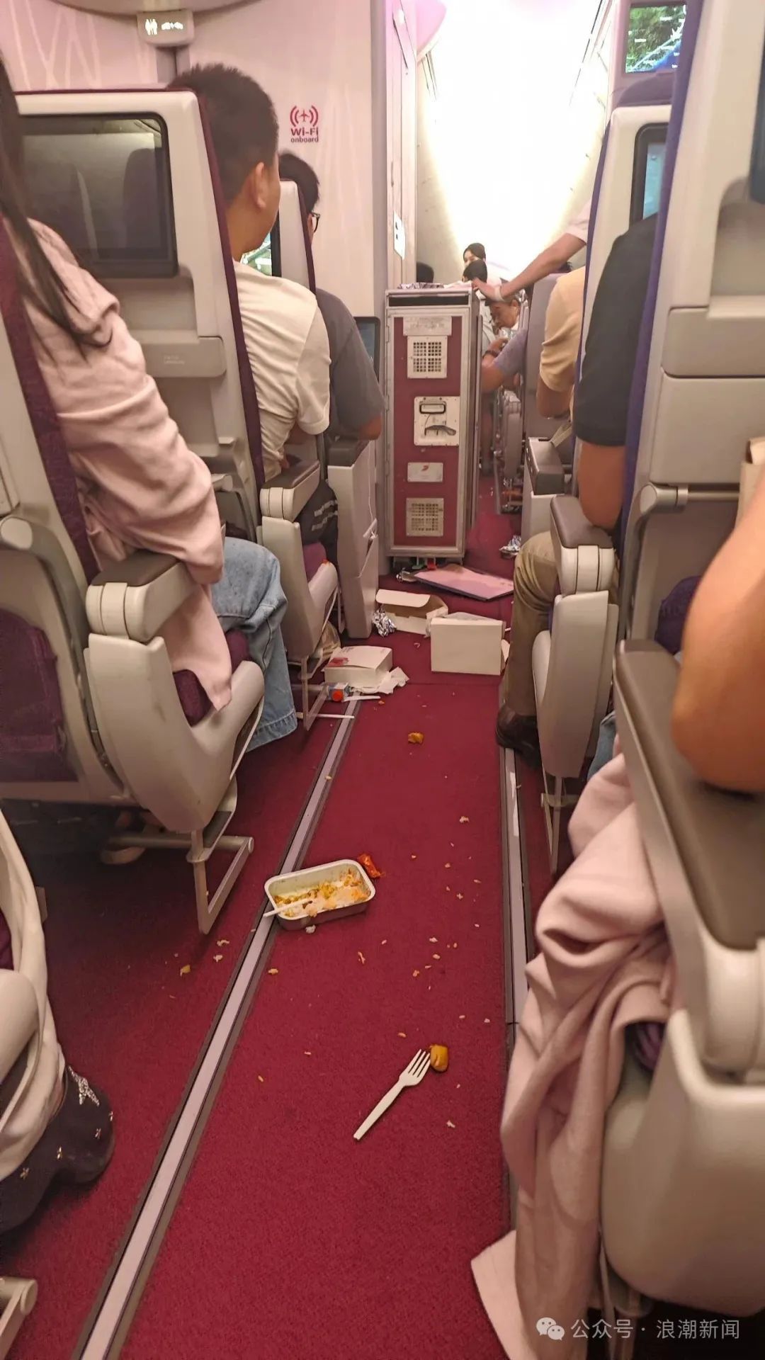 “三秒钟内飞机突然下坠”！一飞往深圳航班遭遇剧烈颠簸，航司回应