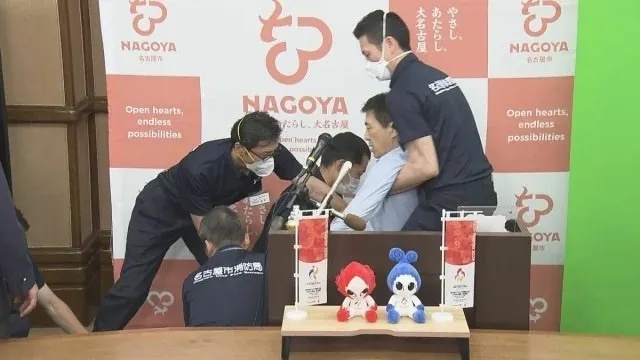 被质询“教师偷拍女学童”，名古屋市长晕倒