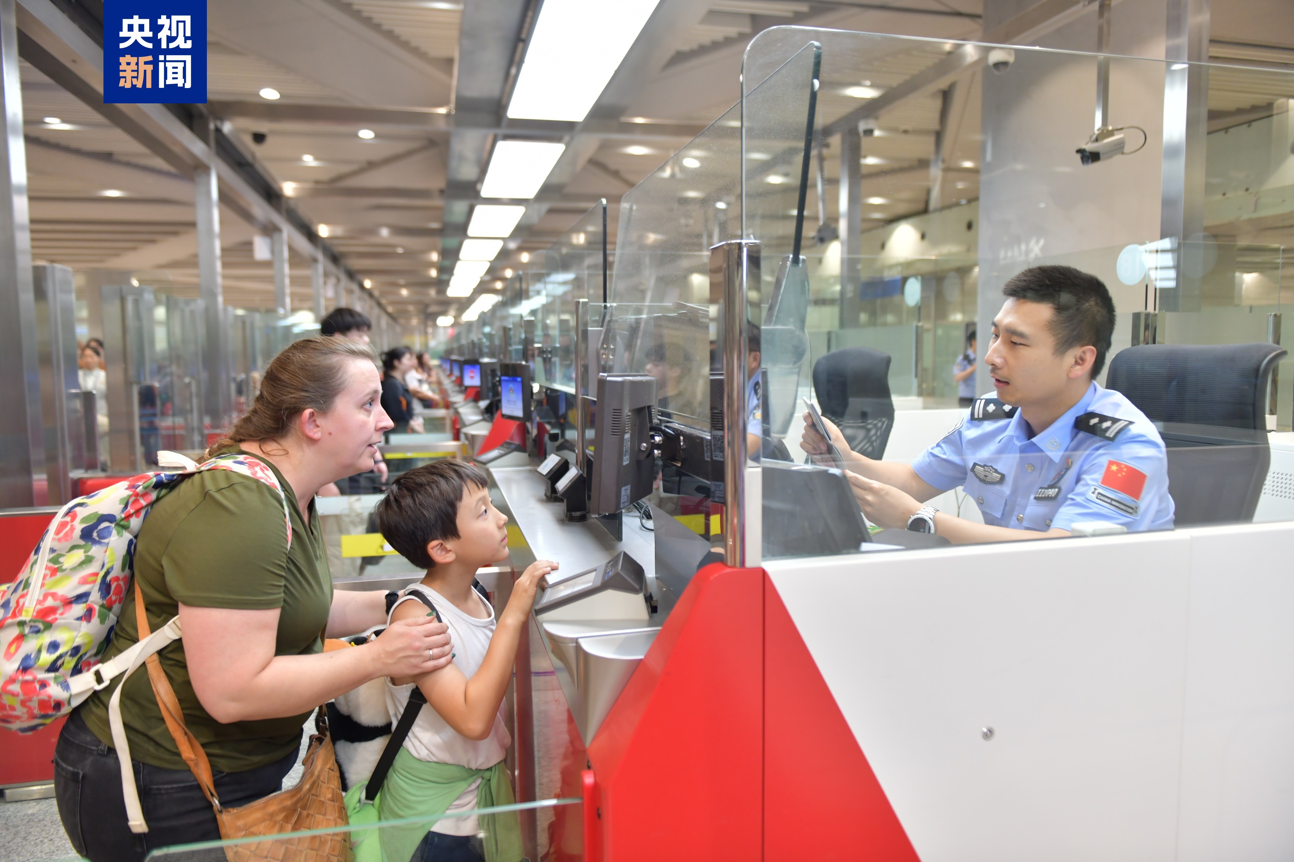 北京口岸上半年出入境人员总量突破千万人次 北京口岸上半年出入境人员总量突破千万人次