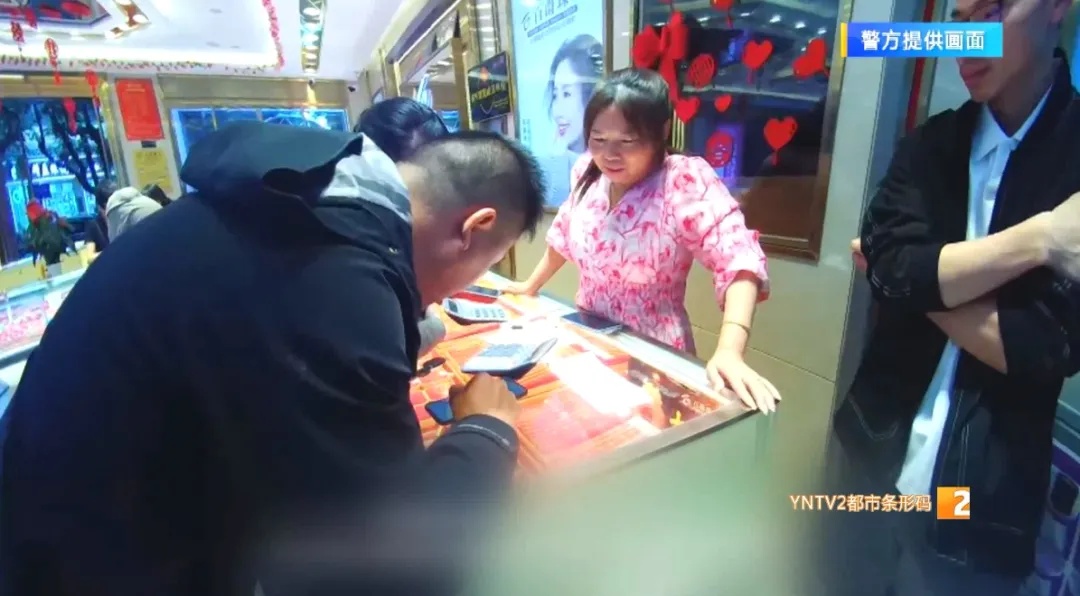 金店来了150000的大单，店员却转身报警……