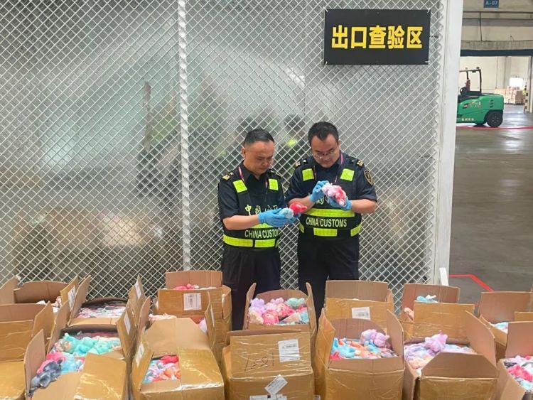 做工粗糙且部分为简陋纸袋包装 郑州机场海关查获侵权泡泡玛特玩偶2408件 做工粗糙且部分为简陋纸袋包装 郑州机场海关查获侵权泡泡玛特玩偶2408件