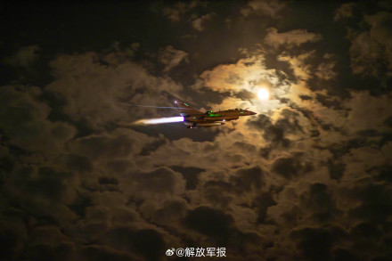 高清大图！空军航空兵某旅组织下半夜飞行训练