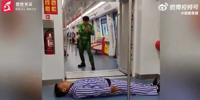 “绿巨人”和“病号服”地铁互拍引发乘客恐慌,当地通报:罚! “绿巨人”和“病号服”地铁互拍引发乘客恐慌,当地通报:罚!